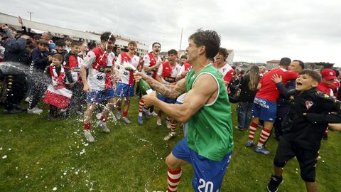 Los jugadores del Arousa celebrando el ascenso a Segunda Federaci�n