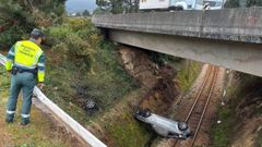 Salida de v�a con ca�da sobre la v�a del tren