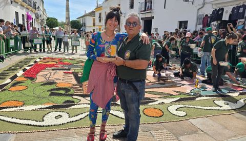 La artista Carlota Pereiro con Miguel �ngel Garc�a Correa, Presidente de la Asociaci�n de Alfombristas do Corpus Christi de Ponteareas