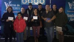 Directivos de Beiras de Viveiro, con los premiados en el sorteo de 2.018 euros de la campa�a navide�a