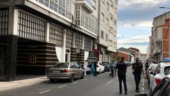 Personal sanitario y agentes de policia delante del edificio de Monforte donde se registro un brote de coronavirus 