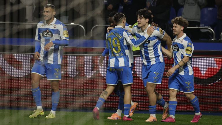 No� Carrillo celebra con el resto de compa�eros el tanto que le dio la victoria al D�por ante el Mallorca en Copa del Rey.