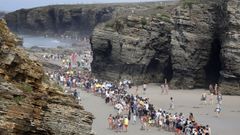 La playa de As Catedrais, que en verano recibe a diario a m&aacute;s de 4.000 visitantes, estaba este jueves, cuando se produjo el rescate m&uacute;ltiple, algo menos transitada a mediod&iacute;a, seg&uacute;n indicaron los socorristas