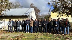 El alumnado posa con el personal del taller y los responsables municipales tras el acto inaugural 