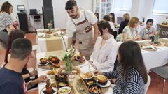 Uno de los quince alumnos sirve a varios comensales, el jueves a mediod�a en el local creado en el centro