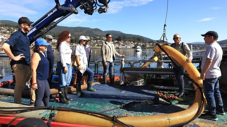 Explicaci&oacute;n a una delegaci&oacute;n de la Rep&uacute;blica Dominicana y Costa Rica del sistema de aspiraci&oacute;n de algas en la r&iacute;a de Pontevedra
