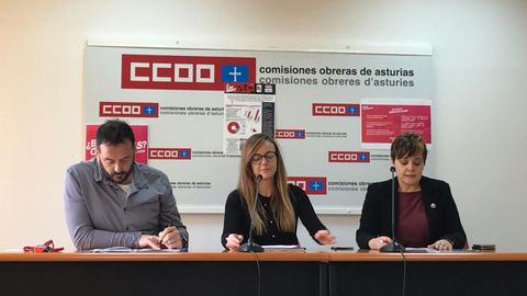Representantes de CCOO Asturias presentando la gu�a laboral para los j�venes asturianos