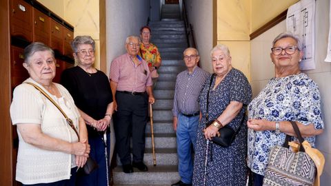 De izquierda a derecha, Carmen, Mercedes, Antonio, Pilar, Manolo, Josefina y Josefa. Esta &uacute;ltima vecina, que peleaba por poder llegar a su casa sin riesgos, falleci&oacute; el mi&eacute;rcoles, antes de la publicaci&oacute;n de este reportaje