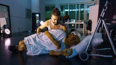 Marcos Dios Aguado coa figura coa que interact�a en �Coidad@�, a s�a proposta art�stica