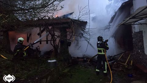 Incendio en un h�rreo de Carda, en Villaviciosa