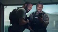 Ben Affleck y Matt Damon, en un momento de la pel�cula de Netflix �El bot�n� (�The Rip�