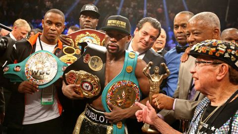 Mayweather celebra su triunfo tras la decisi�n un�nime de los jueces.