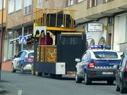 La carroza, escoltada por la Polic�a Local de Cambre.