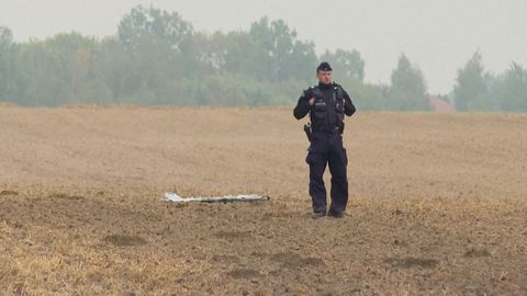 Un policía polaco cerca de un fragmento de material después de que los drones rusos violasen el espacio aéreo de Polonia