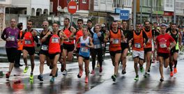 Los primeros metros de la salida de la prueba de los 10 kil�metros por las calles de Mux�a, con los favoritos delante. 