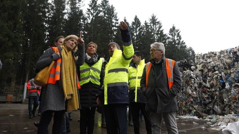 El director de la planta en Bélgica muestra a la ministra las instalaciones.
