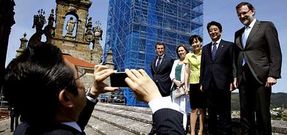 La comitiva no dej� de visitar los tejados de la catedral, desde donde pudieron disfrutar de unas espectaculares vistas de la ciudad de Santiago.