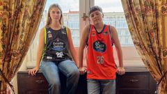 Los canteranos Ux�a y Nuno Cascales posan con las nuevas equipaciones del Leyma Coru�a en Mar�a Pita.