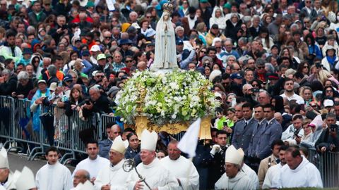 Miles de personas acuden a una procesión en Fátima