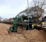 En las obras se emple� una retroexcavadora para desplazar el paseo.