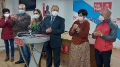 Concejales del equipo de gobierno aplauden a Tom� despu�s de que anunciase su candidatura
