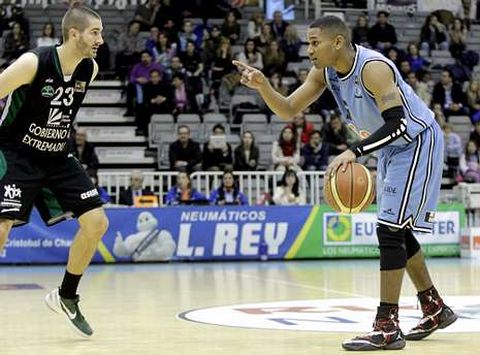 Sean Ogirri bota el bal�n ante la defensa de Hobbs en el partido del domingo en el Pazo.