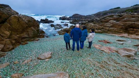 Una familia disfruta de la Praia dos Cristais de Laxe pese al tiempo desapacible.