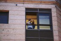 Un vecino de la avenida de Lugo, en Pontevedra, toca la gaita desde la ventana de su casa