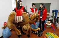 J�venes voluntarios colaboran con la Cruz Roja clasificando y envolviendo los regalos.