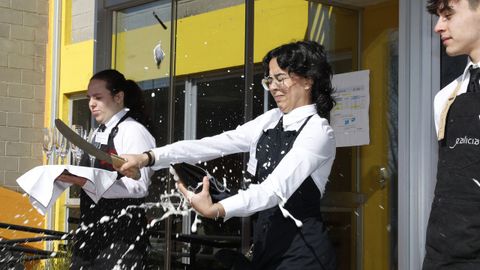 Una alumna del ciclo de Servicios descorchando una botella de espumoso