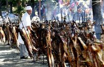 El tradicional asado de los carneiros constituye todo un espect�culo en la fiesta de Mora�a.