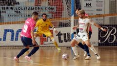 Joaki aguanta el esf�rico ante la presi�n de los rivales.
