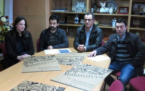 Directivos y director de la banda, junto al edil Luis Rodrguez, ayer.