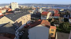 Vista a�rea de viviendas de Canido y el centro de Ferrol en foto de archivo. En el municipio tributan unas 30.000 propiedades. 