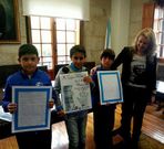 De izquierda a derecha, los ni�os Diego Soto, Iago Berzal y Alberto Cas�s, junto a la concejala de Deportes de Poio, Marga Caldas.