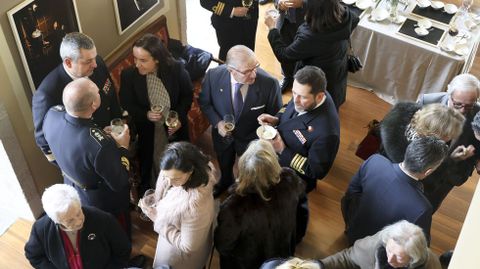Invitados degustando el arroz con leche en el teatro Jofre.
