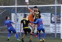 El meta Berto rechaza de pu�os ante la presi�n de los atacantes vigueses. 