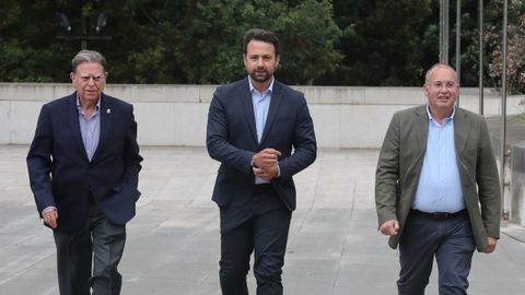 El secretario general del Partido Popular, Miguel Tellado, el presidente del PP de Asturias, lvaro Queipo (c) y el alcalde de Oviedo, Alfredo Canteli (i), a su llegada a la reunin de la Junta Directiva Autonmica y del Comit Ejecutivo del PP de Asturias este martes en el Palacio de Exposiciones y Congresos, en Oviedo