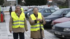 Dos mujeres portan un chaleco reflectante, elemento de seguridad imprescindible para prevenir incidentes en la carretera