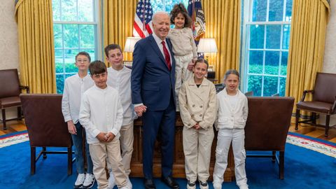 Biden abraza a�Abigail Edan, de 4 a�os, secuestrada por Ham�s y liberada en noviembre.