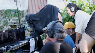 A directora de Voz Audiovisual, Fernanda Tabar�s, e o director de �Pensi�n incompleta�, Jes�s Font, seguen unha escena