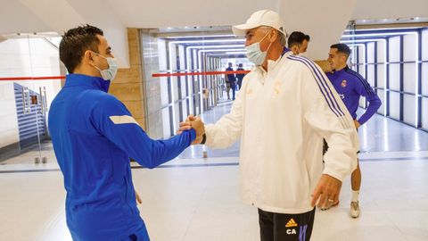 Xavi y Ancelotti se saludan en el estadio donde el Bar�a y el Madrid se han entrenado este martes