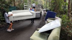 Cientos de romeiros ultimaron este jueves por la tarde el traslado de los enseres m�s variados al campo de Naseiro