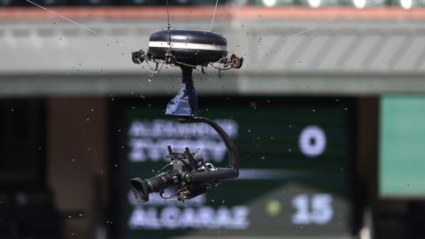 Una cmara mvil de la pista central de Indian Wells, plagada de abejas