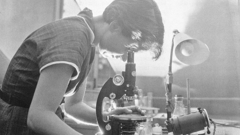 Rosalind Franklin trabajando con un microscopio de rayos X en el King's College, Londres, años 1950 Rosalind Franklin trabajando con un microscopio de rayos X en el King's College, Londres, años 1950