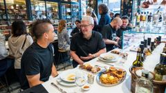 Tim Cook comi con el chef Dabiz Muoz en el restaurante Lhardy de Madrid