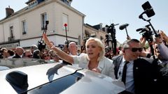 La l�der ultraderechista francesa Marine Le Pen saluda a sus seguidores un d�a despu�s de anunciar que ser� candidata a las elecciones presidenciales del 2027.