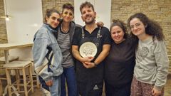 Alba Flores, segunda por la izquierda, en la Taberna O Lamb�n.