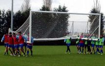 Los jugadores del Compos trasladan una porter�a a la conclusi�n del entrenamiento.