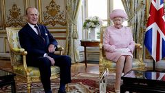 El duque de Edimburgo y la reina Isabel II durante una recepcin oficial 